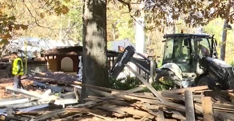 Столичната община започна събаряне на незаконни обекти в Борисовата градина